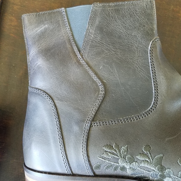 🍁Steve Madden Floral Embroidered Boots🍁 - Picture 7 of 8